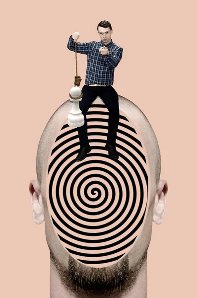 Kafasında piyon olan bir adamla kolaj yapmak.