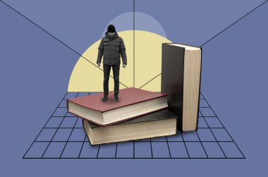 Bir yığın kitabın üzerinde duran bir adamla kolaj yapmak.