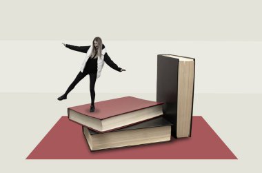 Bir yığın kitabın üzerinde duran bir kadınla kolaj.