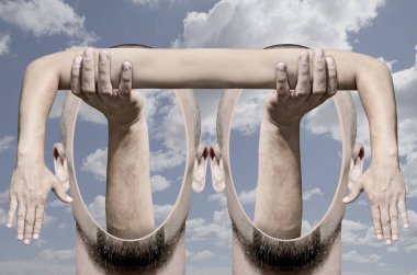 Sürrealizm tarzında dijital kolaj. Elleri gökyüzüne karşı içeride.