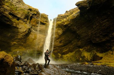 İzlanda 'da siyah şelale
