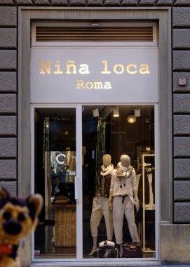 Milan, İtalya - 16 Kasım, 2017: Milano 'da dükkan.