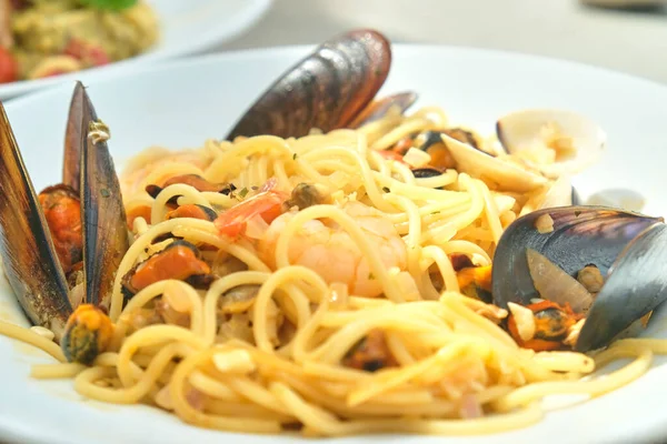 Tabağında deniz mahsulleri olan spagetti.