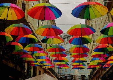 Yağmurlu bir günde renkli sokak şemsiyeleri