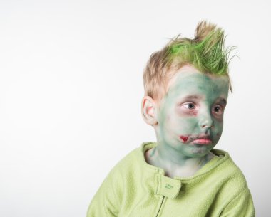 Cadılar Bayramı'nda bir zombi olarak giyinmiş üzgün küçük çocuk