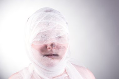 Genç çocuk mumya bandaj Halloween ile