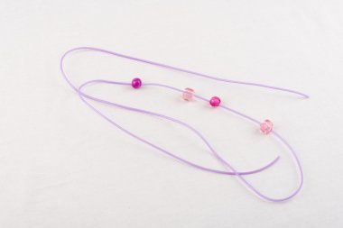 Menekşe rengi kolye boncuk ile