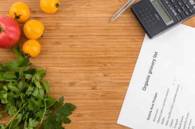 Taze domates tarafından çevrili satınalma listesi