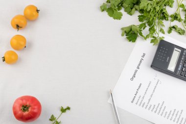 Taze domates tarafından çevrili satınalma listesi