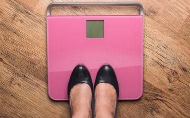 yüksek topuklar üzerinde banyo Baskülleri ayakta ayaklarda