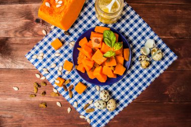 Meyve siyah ahşap zemin ile kabak püresi. Üstten Görünüm