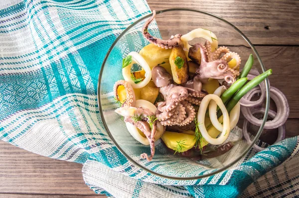 Siapkan cincin cumi-cumi segar dan tentakel gurita dengan kentang rebus dan hijau di pedesaan — Stok Foto