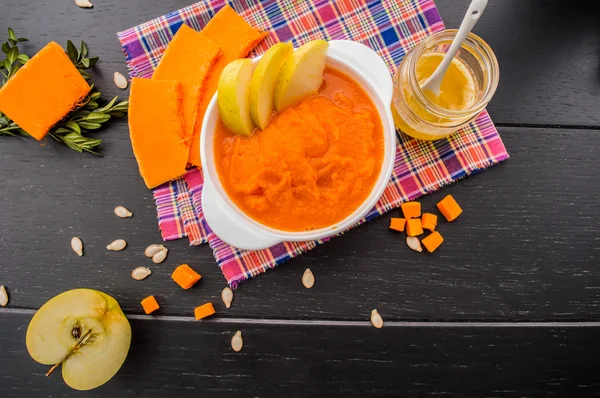 Puré de calabaza con frutas sobre un fondo de madera negra. Vista superior —  Fotos de Stock