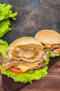 Pastırmalı hamburger ve ahşap masa.