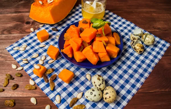 Purée de citrouille aux fruits sur fond de bois noir. Vue du dessus — Photo