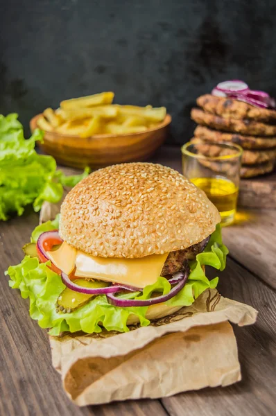 Hambúrguer de bacon com carne bovina em mesa de madeira — Fotografia de Stock