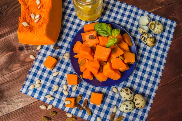 Purée de citrouille aux fruits sur fond de bois noir. Vue du dessus — Photo