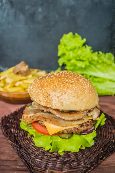 Hambúrguer de bacon com carne bovina em mesa de madeira — Fotografia de Stock