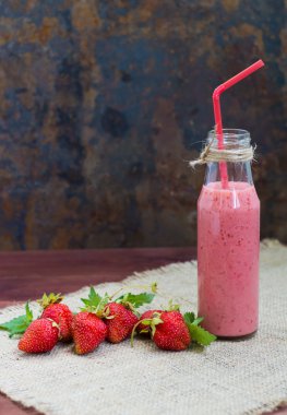 Çilekli yoğurt ahşap arka plan üzerinde. Yakın çekim