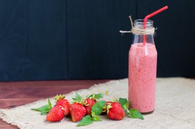 Çilekli yoğurt ahşap arka plan üzerinde. Yakın çekim