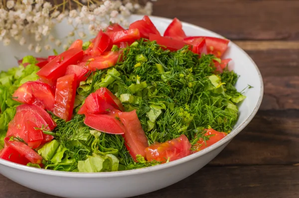 Zomer fruit salade op een houten turkooizen achtergrond. Bovenaanzicht. Close-up — Stockfoto
