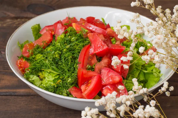 Salada vegetal de verão em um fundo turquesa de madeira. Vista superior. Close-up — Fotografia de Stock