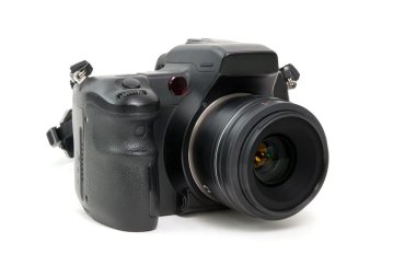 Beyaz zemin üzerinde bir lens ile fotoğraf makinesi