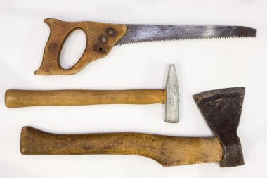 marangoz araçları: balta, çekiç, hafif bir arka plan üzerinde bir el testeresi