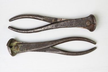 Hafif bir arka plan üzerinde yalan kesiciler