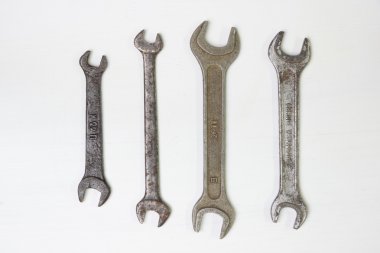 Hafif bir arka plan üzerinde dört İngiliz anahtarları