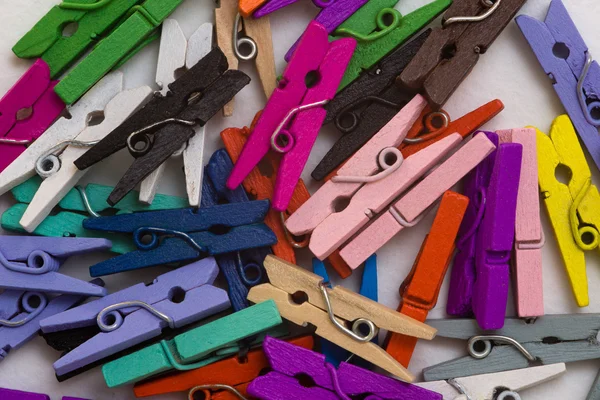 bir yığın halinde kazıklı renkli ahşap clothespins dönüştürün