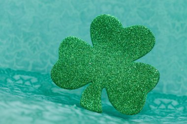 Shamrock süsleme üzerinde yeşil bir masa örtüsü