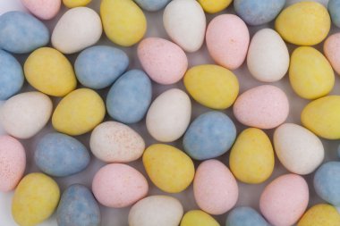 Pastel renkli paskalya yumurtaları