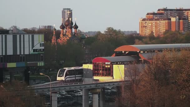 Monorail v Moskvě vlak v oblasti Ostankino Tv centrum — Stock video