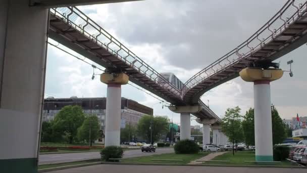 Le train monorail de Moscou dans la zone du centre de télévision Ostankino — Video