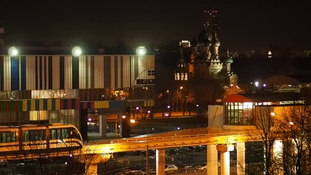 El tren monorraíl de Moscú en la zona del centro de televisión Ostankino — Vídeo de stock