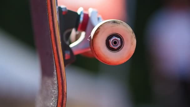 Jonge skateboarder benen skateboarden op skatepark — Stockvideo