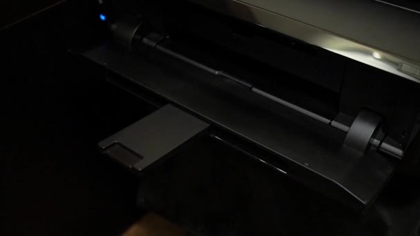 Чернильный принтер распечатывает договор аренды дома, документ — стоковое видео