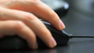 Mouse 1. Yumuşak odak-e doğru tıkırtı fare erkeğiyle el. Sağ elini sağ görünümü.