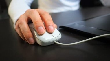 Fare 7. Adam orta fare düğmesi tıklatıldığında teslim etmek için yumuşak odak. Sağ ön doğru görünümü.