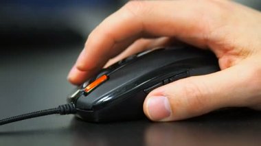 Fare 3. Yumuşak odak-e doğru tıkırtı fare erkeğiyle el. Sağ el sol görüş.