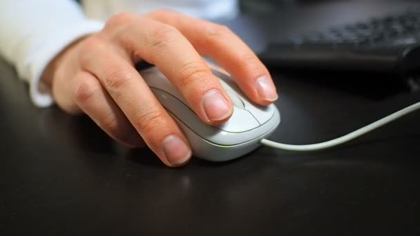 11 van de muis. Zachte focus naar de hand van de man te klikken links muisknop. Rechterhand van vooraanzicht rechts. — Stockvideo