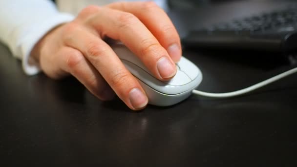 10 του ποντικιού. Μαλακή εστίαση με το χέρι ο άνθρωπος κάνοντας κλικ στο μεσαίο κουμπί του ποντικιού. Δεξί χέρι από δεξιά όψη. — Αρχείο Βίντεο