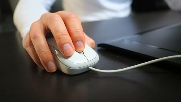 9 myszy. Nieostrość do ręki człowieka klikając prawym przyciskiem myszy przycisku. Prawej, od prawej widok z przodu. — Wideo stockowe