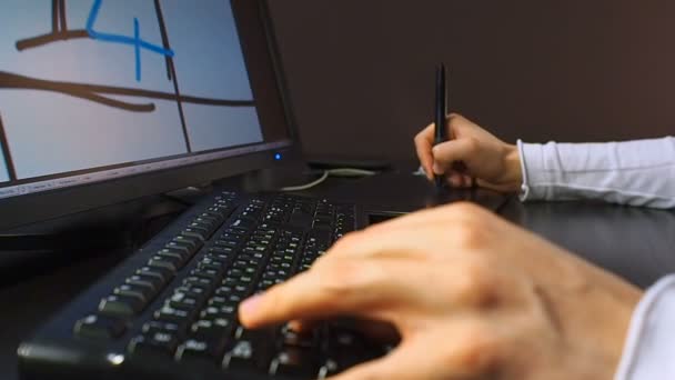 Comprimé 24. Gros plan des mains d'un graphiste dessiner une image abstraite et en utilisant le stylet électronique et le clavier pour le travail. Vue gauche . — Video