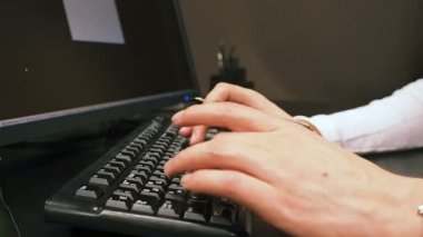 Klavye 29. Erkek el Close-Up kullanmak grafik tablet ve klavye Lcd ekran üzerinde belge yazmaya.