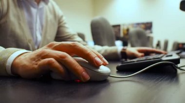 Fare 35. Fare düğmeleri tıklatmak erkeğiyle teslim etmek için yumuşak odak. Sağ ön doğru görünümü.