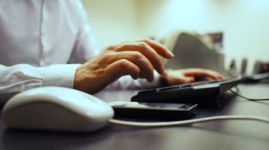 Hücre 45. Fare düğmesi tıklatıldığında adam ve sayısal tuş takımı el için yumuşak odak üstünde klavye ve smartphone içinde bowsing hesaplayın. Sağ elini sağ görünümü.