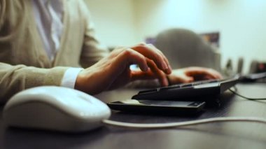 Hücre 46. Adam fare düğmesi tıklatıldığında ve sayısal tuş takımı el için yumuşak odak üstünde klavye ve tipik haber smartphone içinde hesaplayın. Sağ elini sağ görünümü.