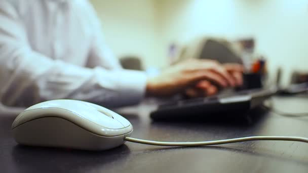 Teclado 43. Foco suave na mão do homem clicando no botão do mouse e digitando documento e numpad no teclado. Mão direita da visão direita . — Vídeo de Stock